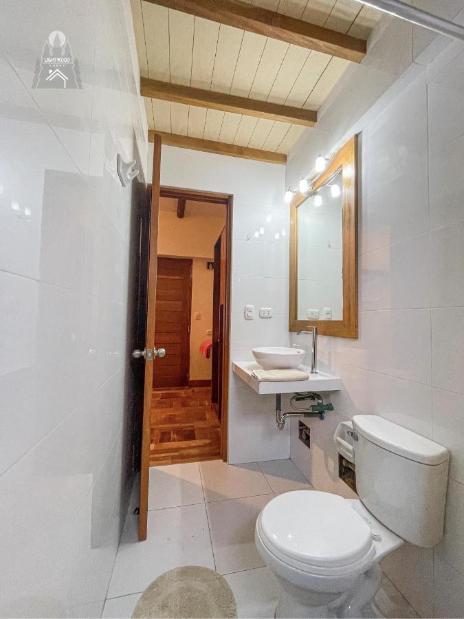 Light Wood Hotel Calca Екстериор снимка